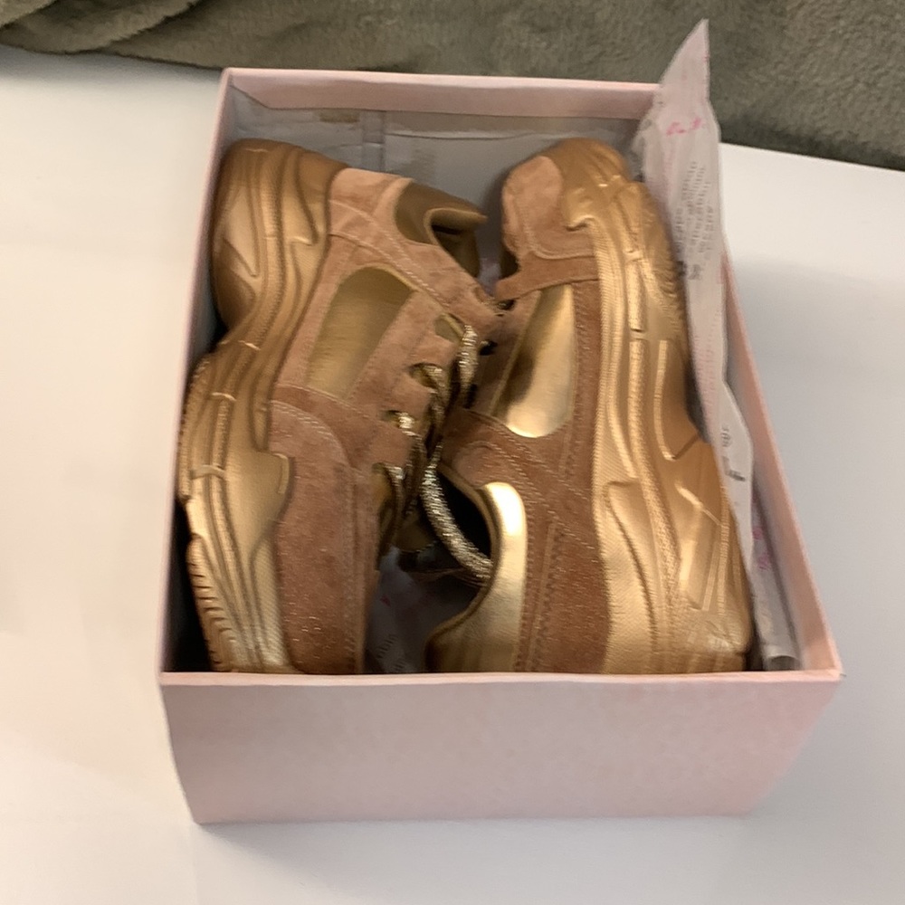 Women sneakers by Cape Robbin in metallic rose gold size 10 wide - Picture 6 of 8